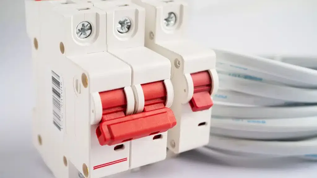 Three-pole circuit breaker for a 3-phase power supply